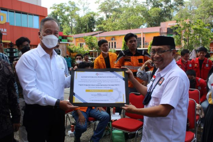 Menteri Perindustrian Dr. Agus Gumiwang Kartasasmita, M.Si dan Rektor Universitas Balikpapan Dr. Ir. Isradi Zainal saat penyerahan Bantuan  Berupa Pengembangan  Wirausaha Industri